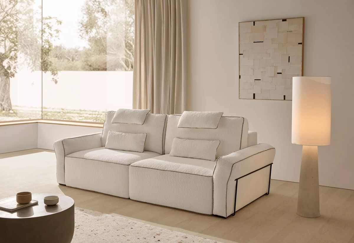 Salon lumineux avec un canapé Acomodel en tissu bouclé