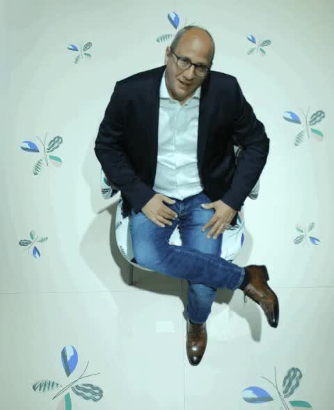 Matthieu Poizat, assis sur une chaise, vu du dessus